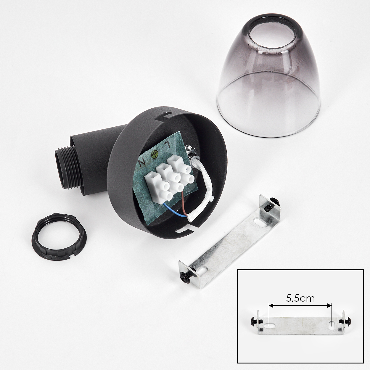 Teile einer schwarzen Lampe: Gehäuse mit Klemmen, Rauchglas-Schirm, Ring und Halterung.