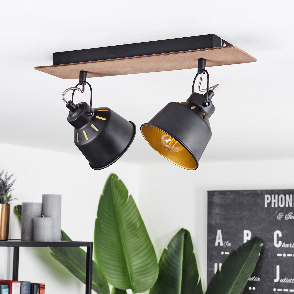 Zwei schwarze Spots mit Holzplatte und goldenem Innenleben an der Decke montiert.