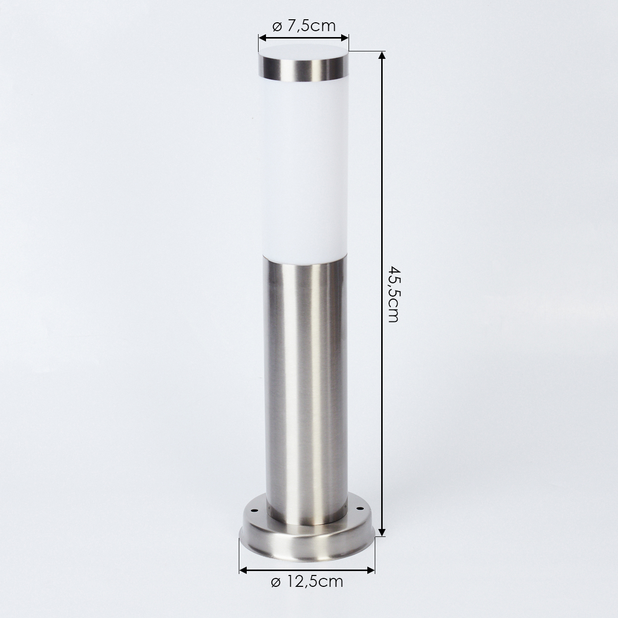 Eine schlanke, zylindrische Lampe aus Edelstahl mit weißem Diffusor.