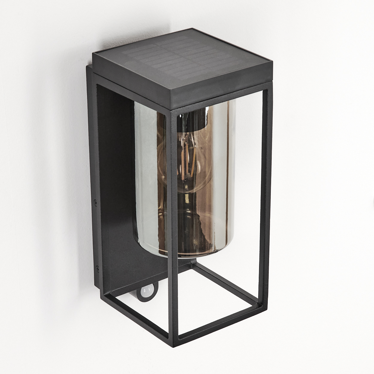 Moderne schwarze Außenleuchte mit Solarmodul und Glaskolben.