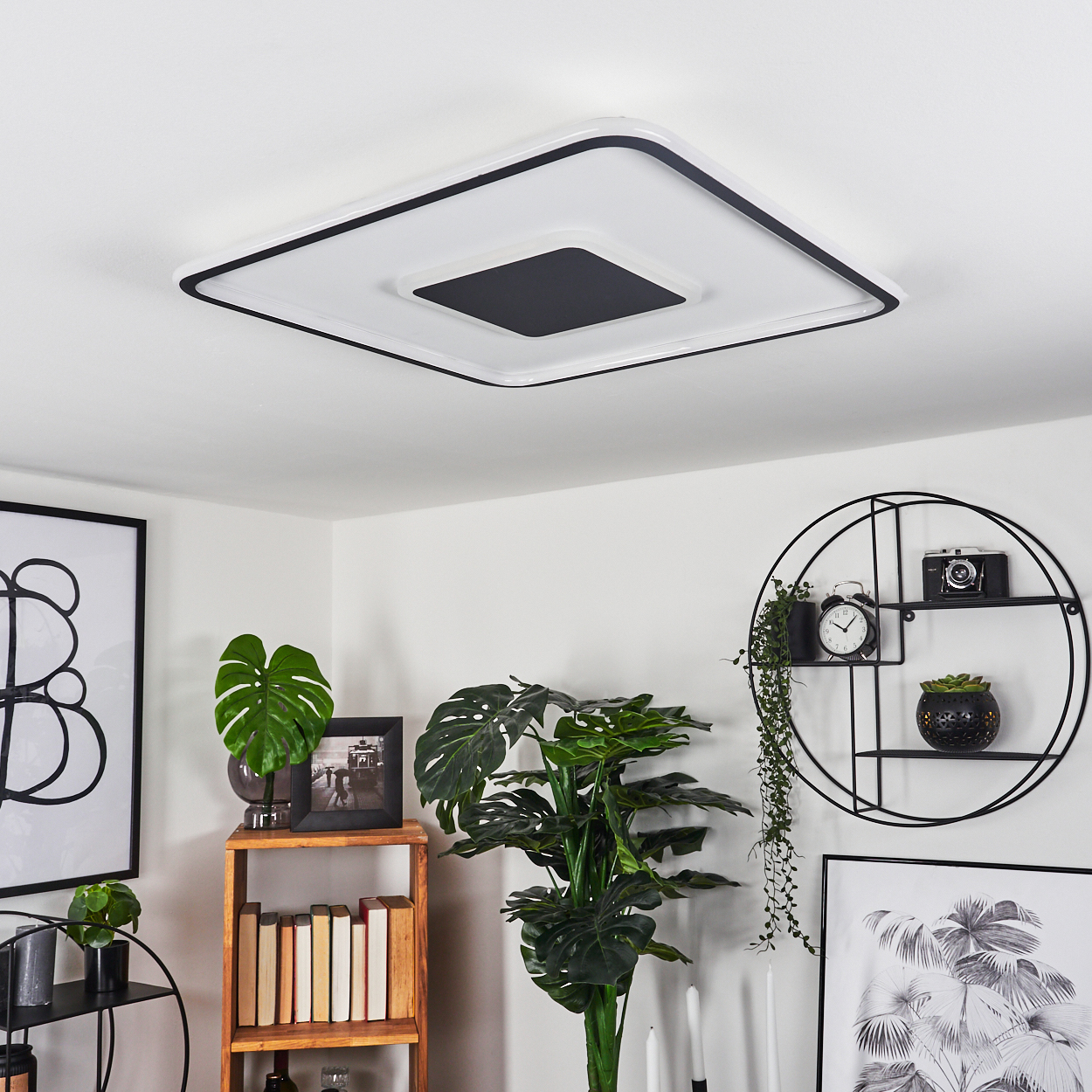 Ein rechteckiger Deckenventilator mit schwarzem Rand und schwarzem Zentrum.