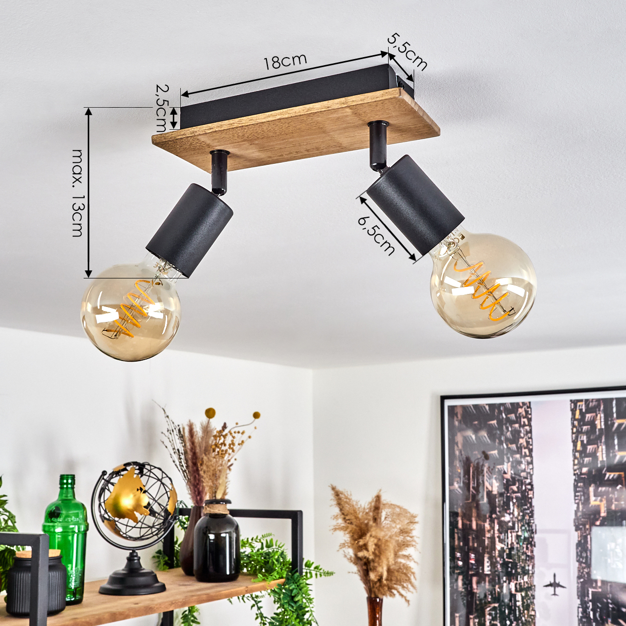 Deckenleuchte mit Holzplatte, zwei schwenkbaren schwarzen Spots und Glühbirnen.