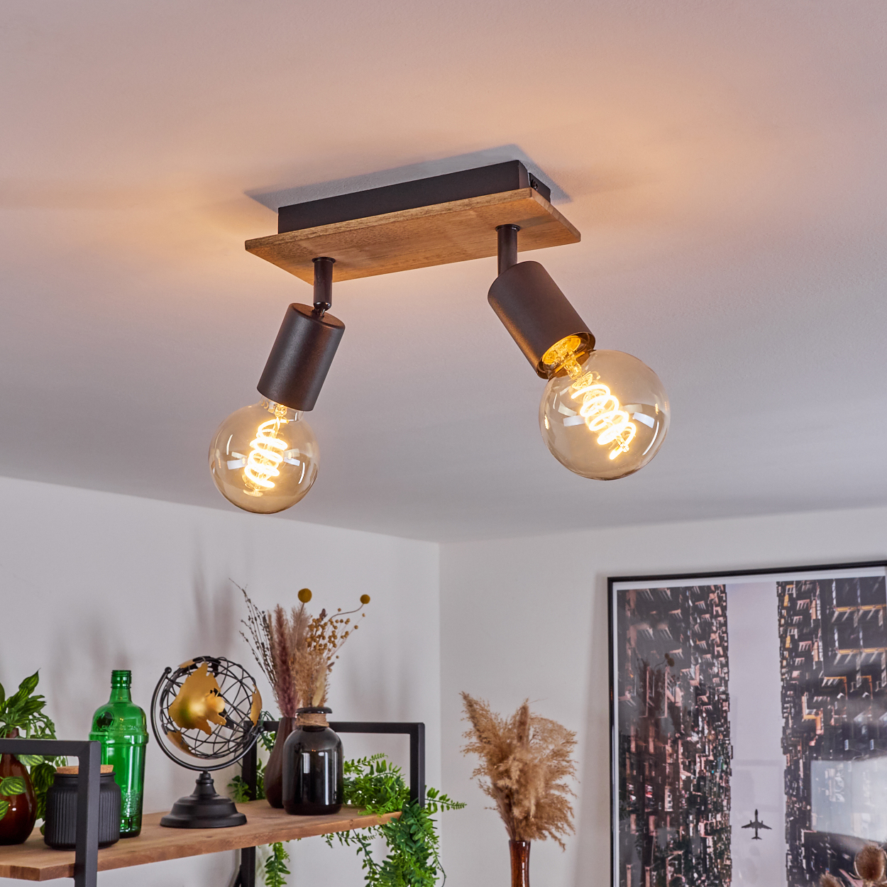 Deckenleuchte mit Holz und Metall, zwei Glühbirnen, beleuchtet.
