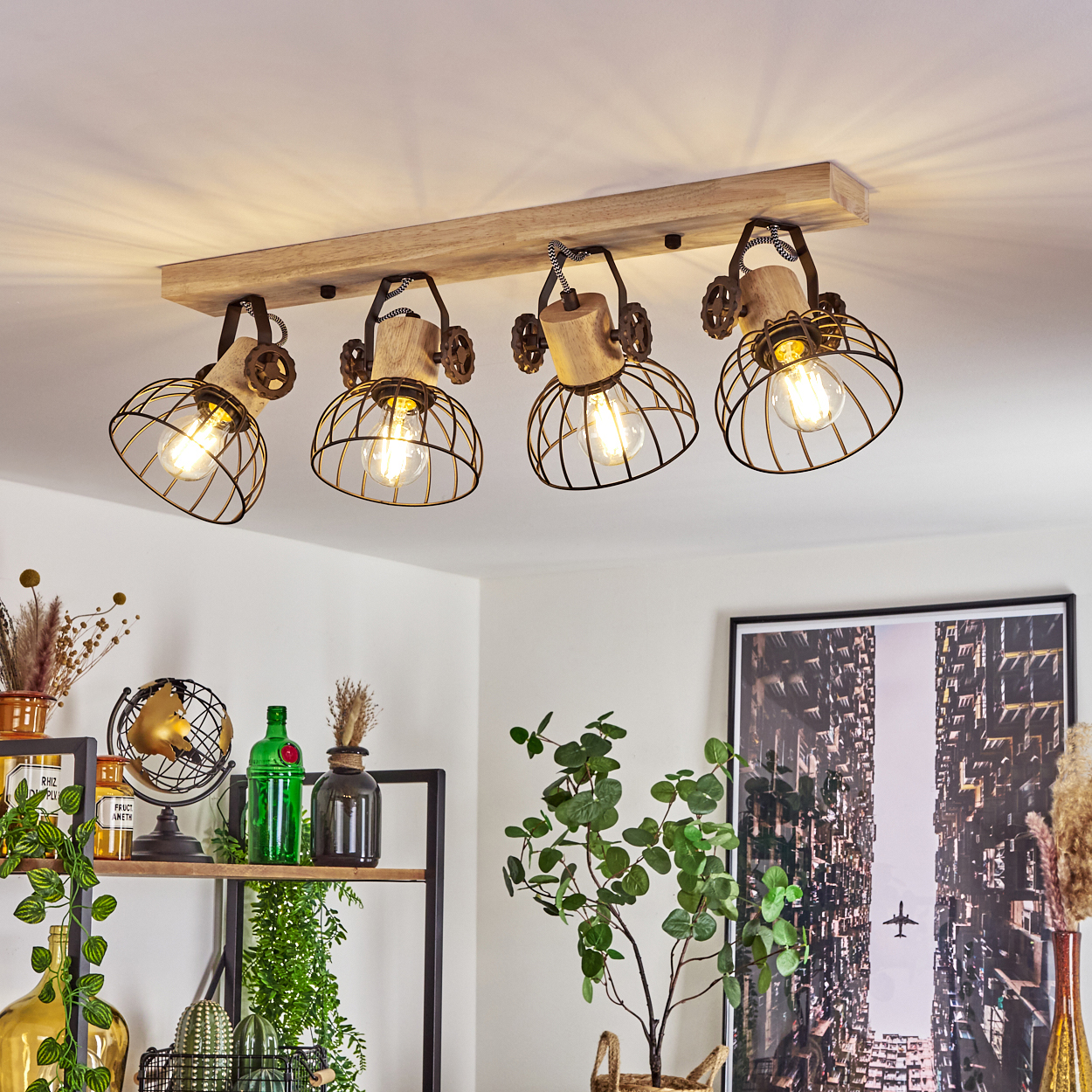 Eine Deckenleuchte mit vier Lampen, Holzsockel und Drahtkörben.