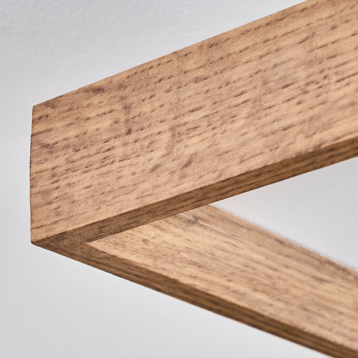 Nahaufnahme von zwei Holzbalken mit Maserung auf weißem Hintergrund.