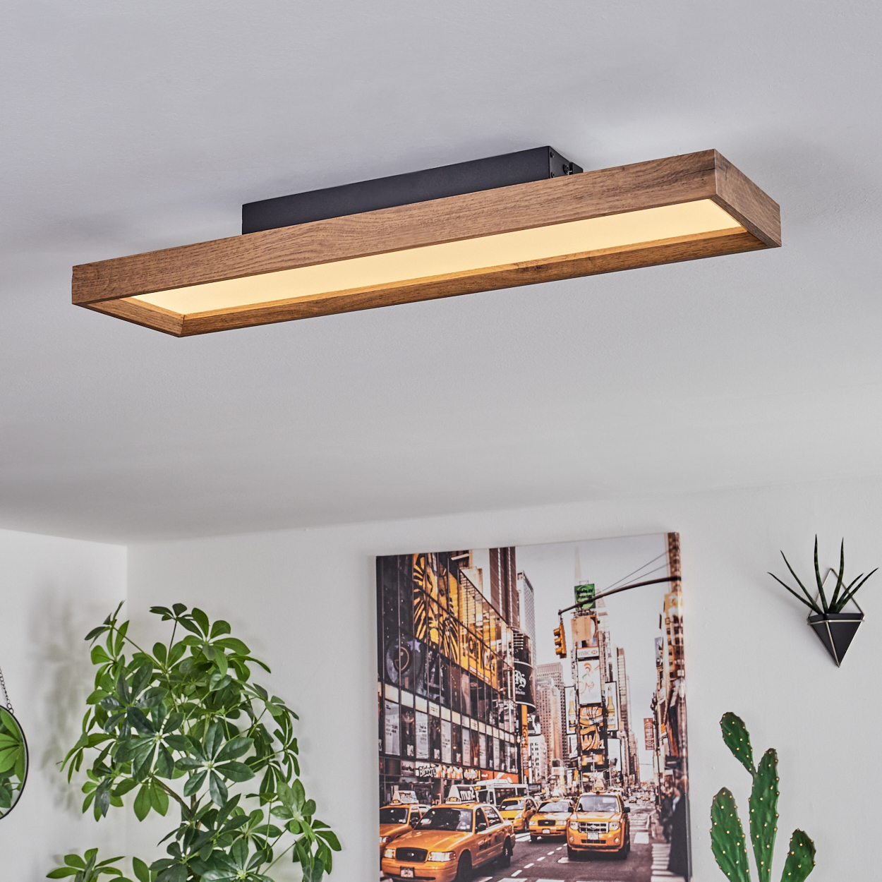 Holzrahmen-Deckenleuchte mit integriertem Licht über einem New York-Bild.