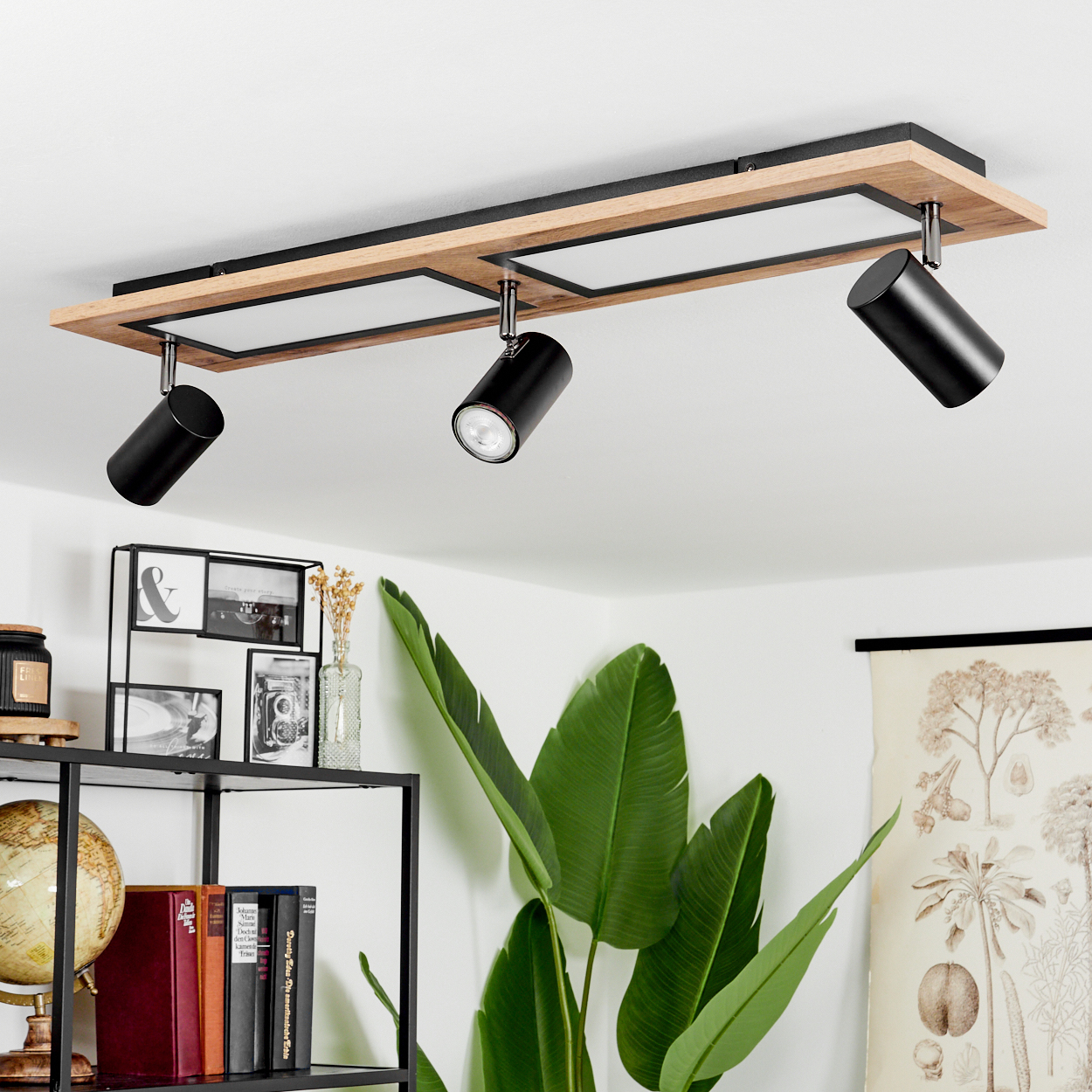 Deckenleuchte mit Holz und Metall, drei schwarze Spots, beleuchtete Paneele.