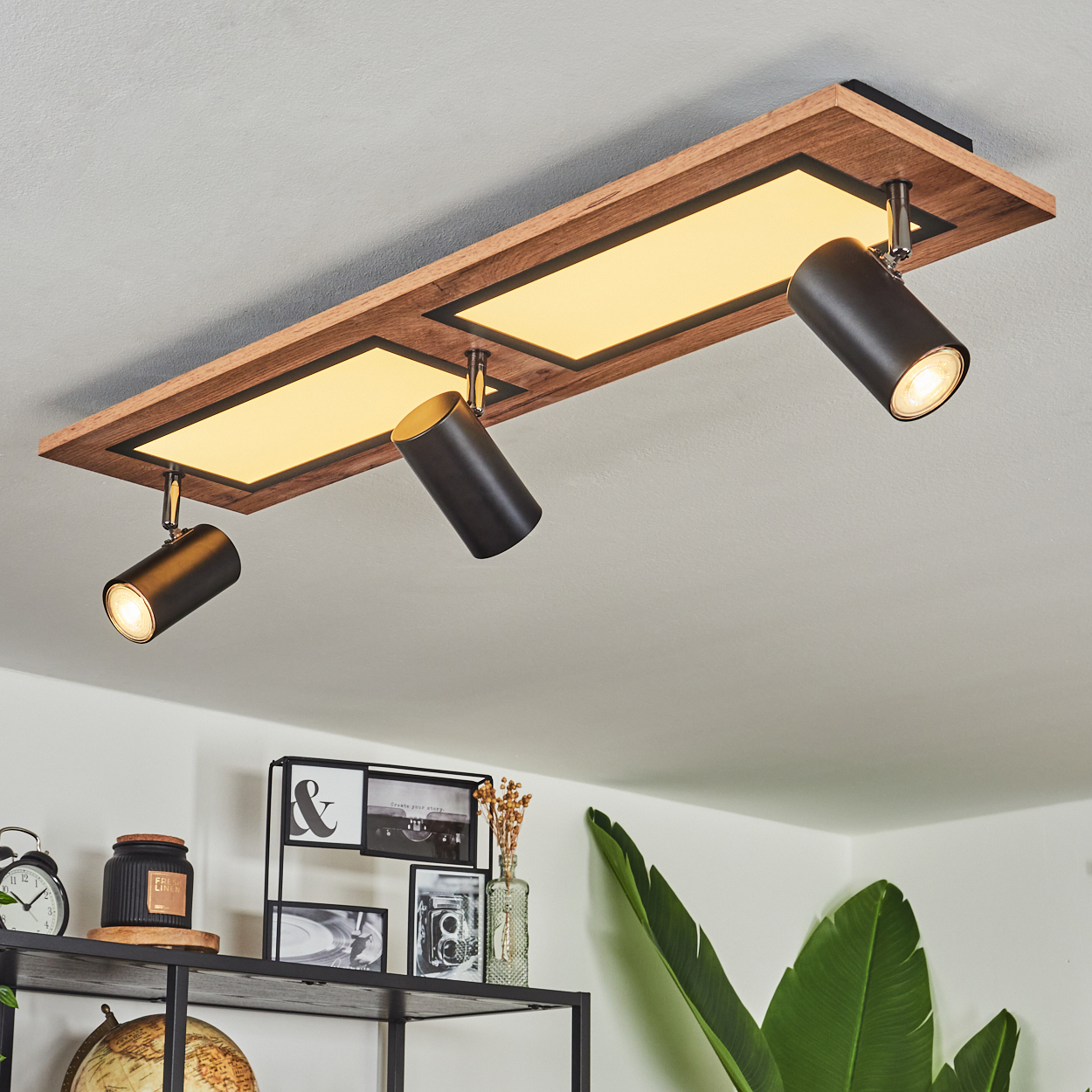 Holzdeckenleuchte mit drei schwarzen Spots und integrierten Leuchtpaneelen.