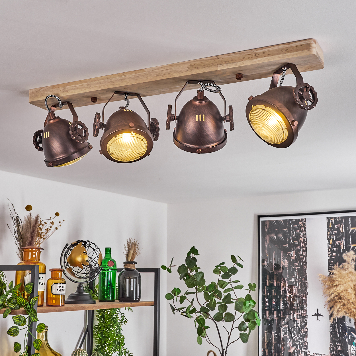 Deckenleuchte mit vier kupferfarbenen Spots auf Holzleiste.
