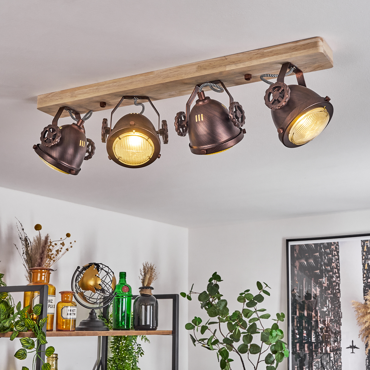 Eine Holzleiste mit vier kupferfarbenen Strahlern im Industriestil.