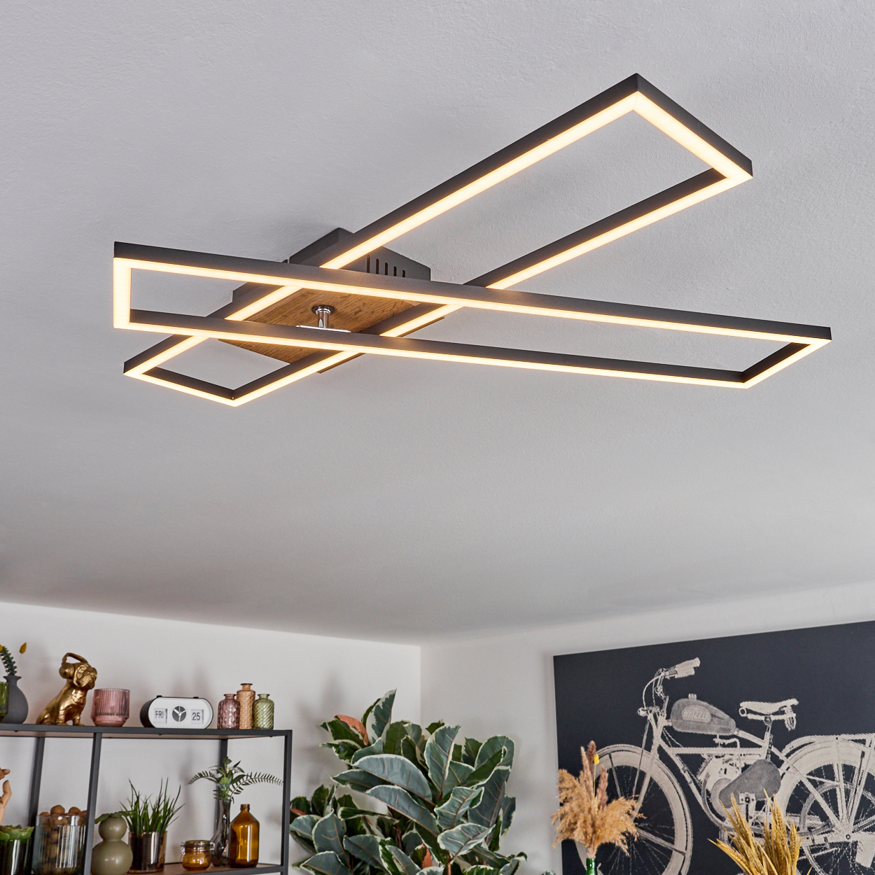 Moderne Deckenleuchte mit Holzdetail und rechteckigen Rahmen.