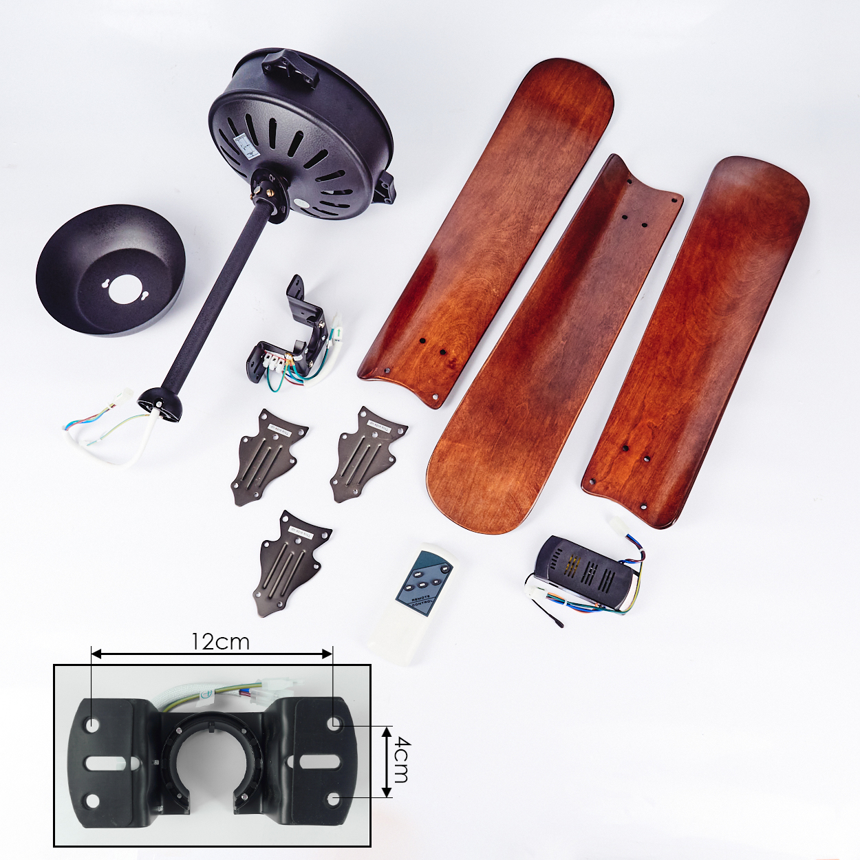 Teile eines Deckenventilators: Motor, Blätter, Halterungen, Fernbedienung und Empfänger.