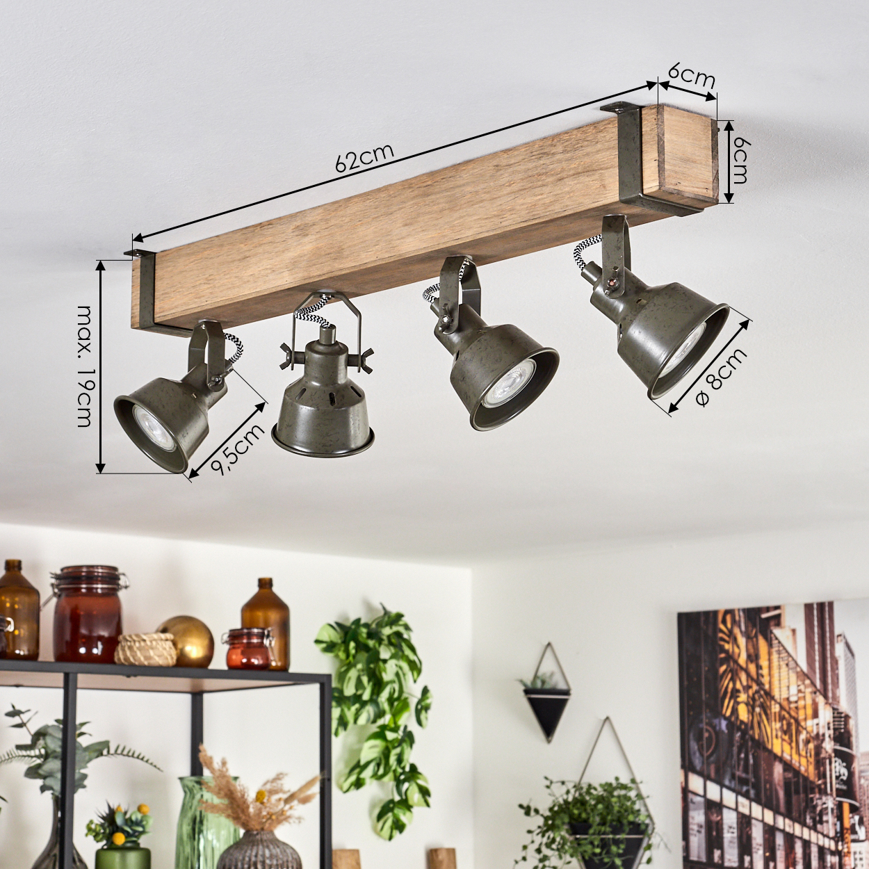 Holzbalken-Deckenleuchte mit vier verstellbaren, dunkelgrünen Spots, Maße angegeben.