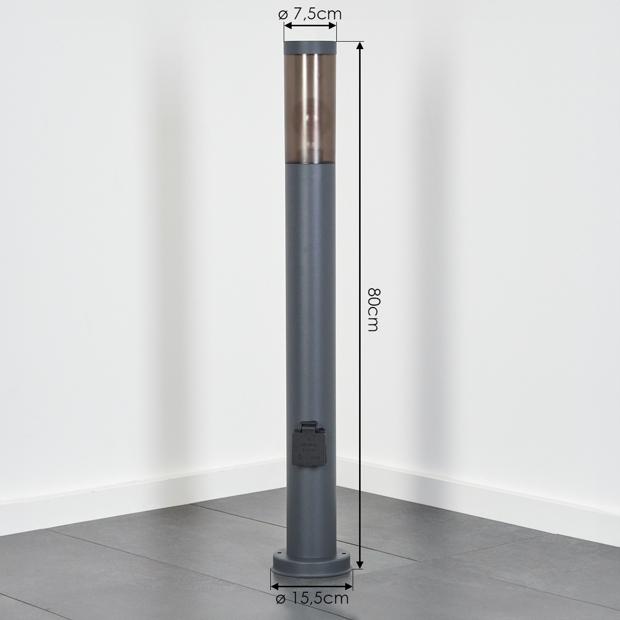 Ein grauer Pollerleuchter mit Steckdose, 80cm hoch, 7,5cm/15,5cm Durchmesser.