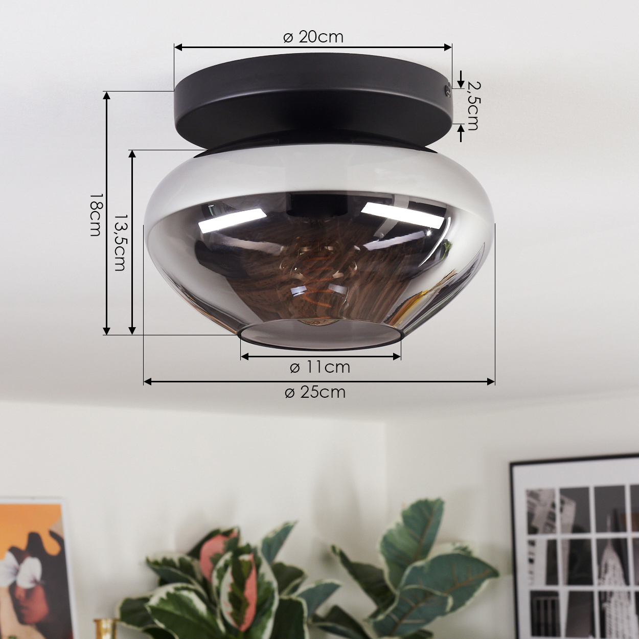Moderne Deckenleuchte mit schwarzem Sockel und rauchfarbenem Glas.