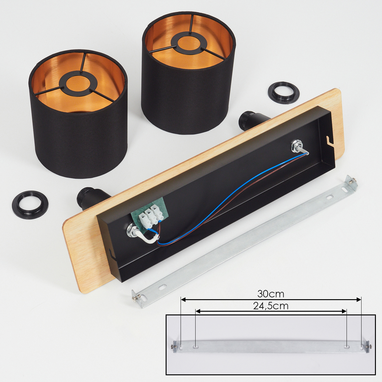Lampenteile: zwei schwarze Schirme mit kupferfarbener Innenseite, Holzsockel, Metallteile.