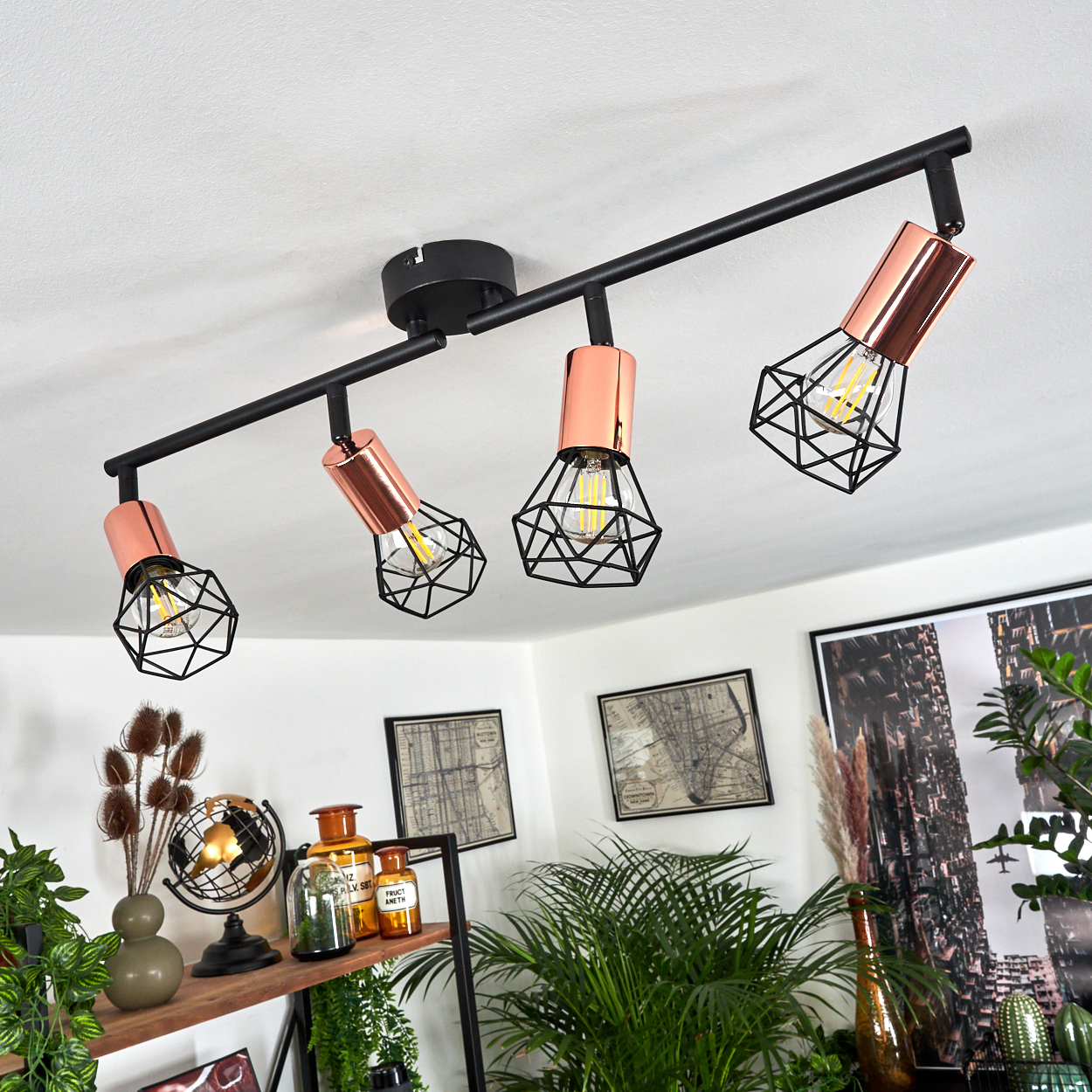 Schwarzer Deckenstrahler mit vier Kupferlampen und Gitter-Schirmen.