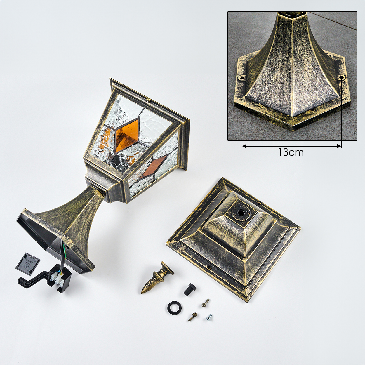 Bestandteile einer Lampe: Lampenkopf mit Buntglas, Sockel, Schrauben.