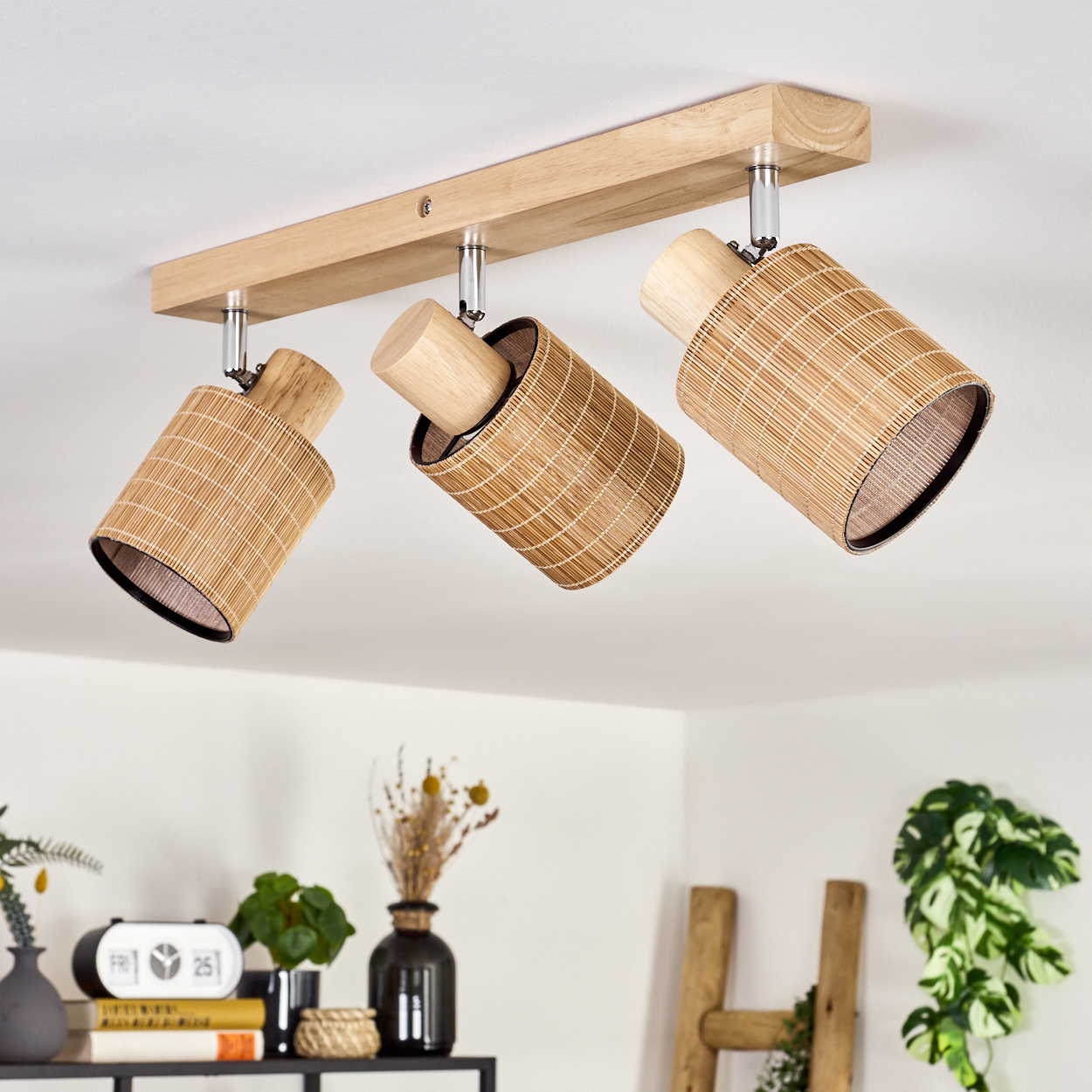 Deckenleuchte mit drei Körben aus Holz und Rattan auf Holzsockel.