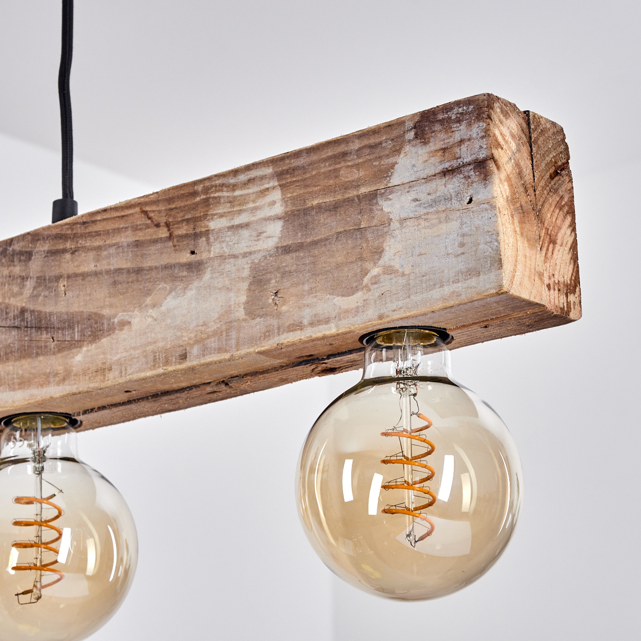 Holzbalken-Pendelleuchte mit zwei bernsteinfarbenen Glühbirnen und sichtbaren Spiralglühfäden.