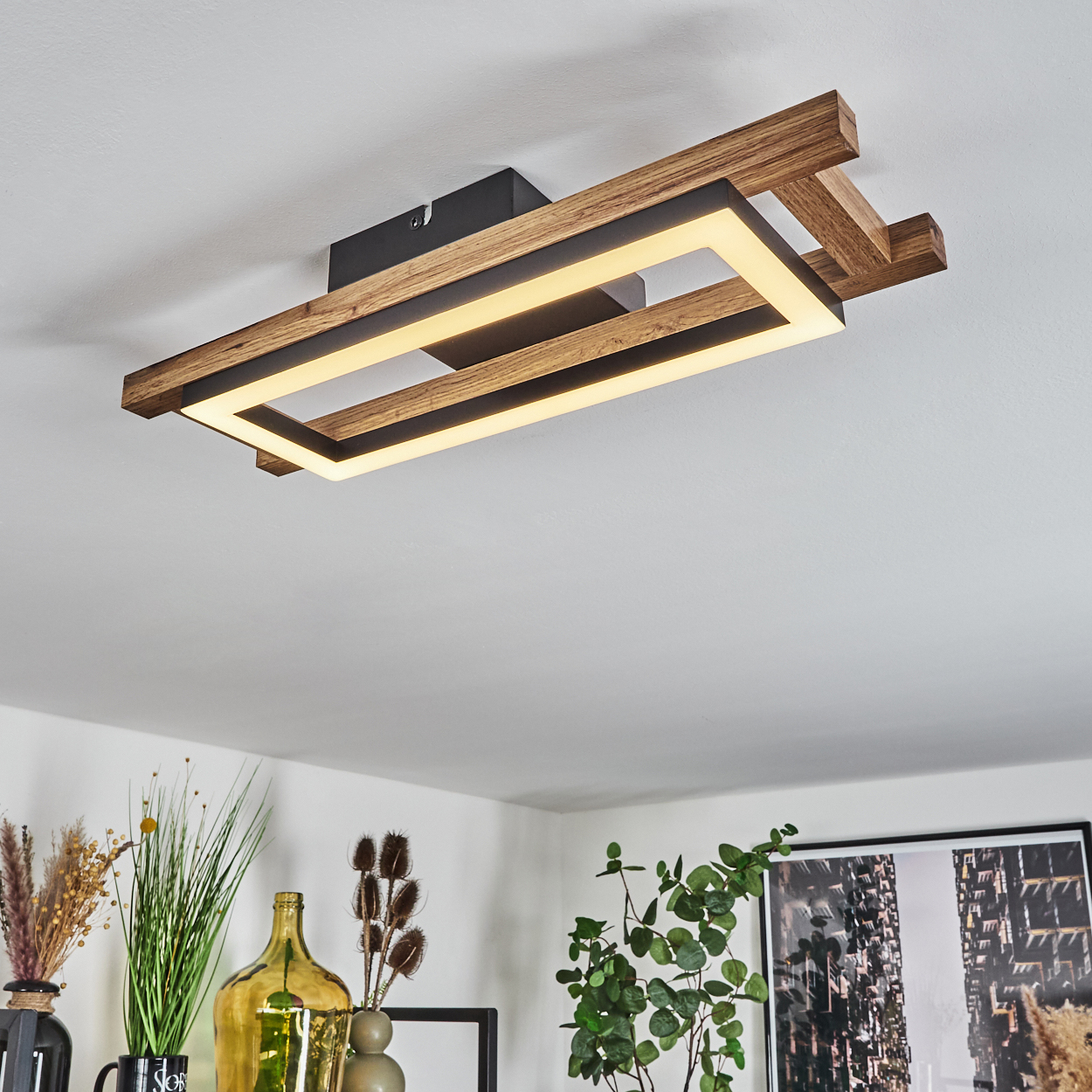 Moderne Deckenleuchte mit Holzrahmen und integriertem LED-Licht.