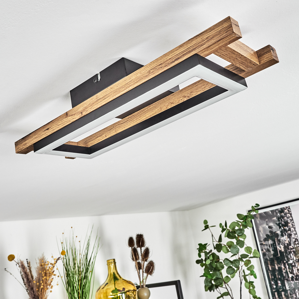 Eine moderne Deckenleuchte mit Holz- und schwarzen Akzenten, rechteckig.