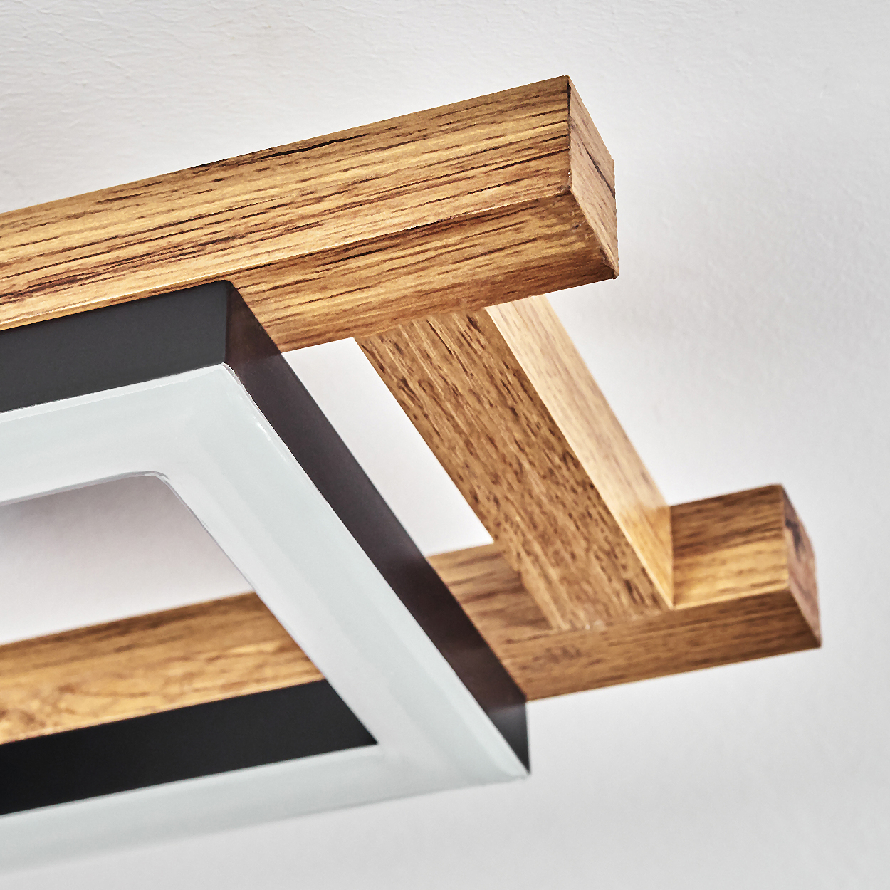 Holz und Metalllampe mit weißem Rahmen an weißer Decke