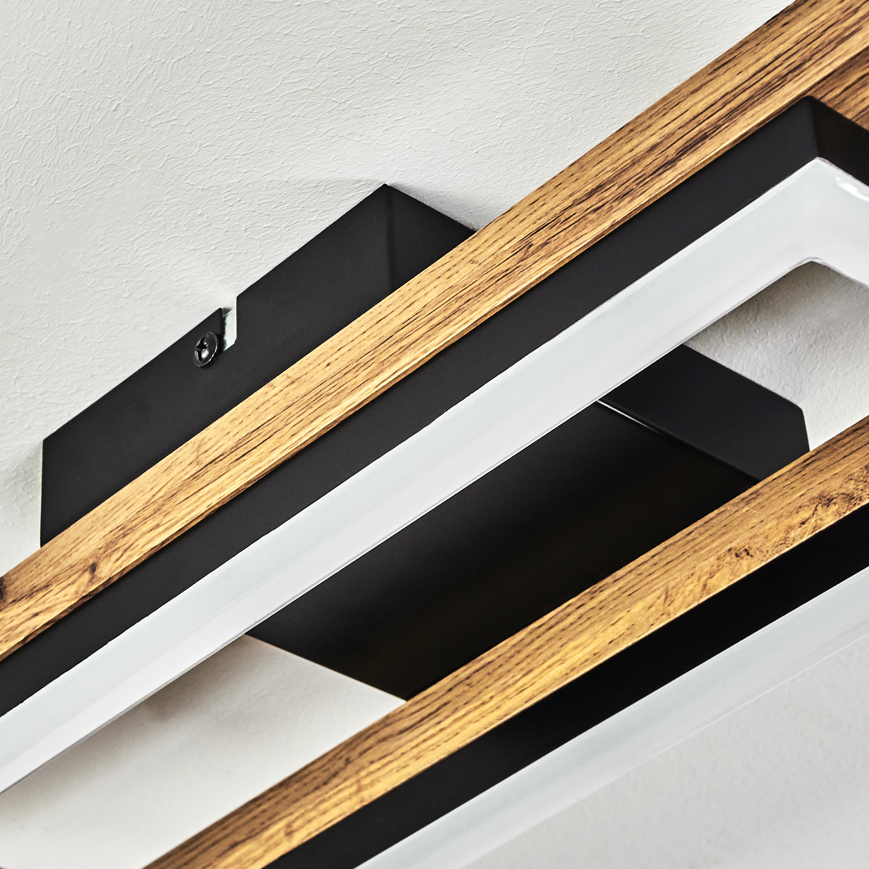 Moderne Deckenleuchte mit Holzoptik und weißem Lichtstreifen.