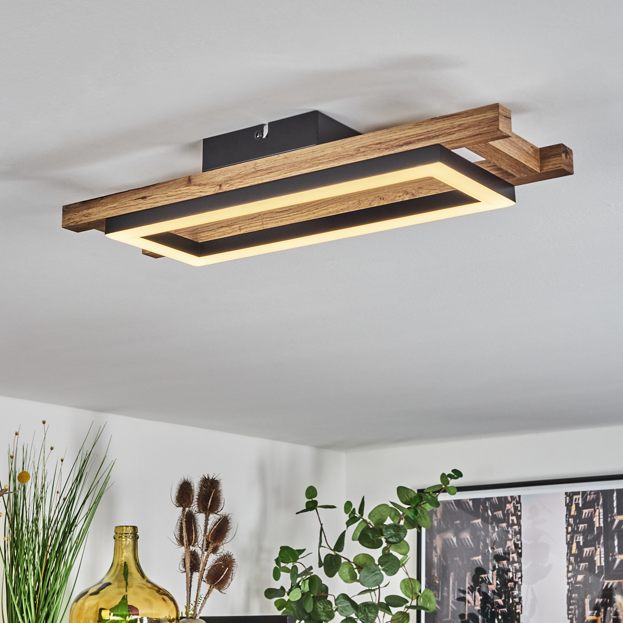 Moderne Deckenleuchte mit Holz- und schwarzen Elementen und integriertem Licht.
