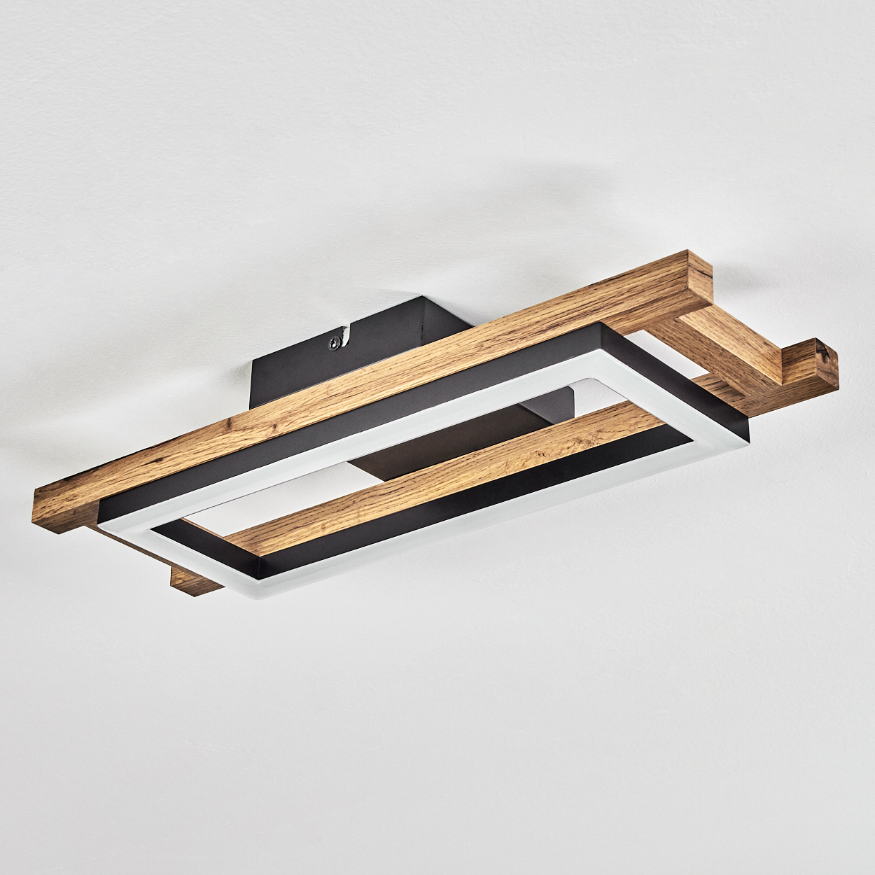 Eine moderne Deckenleuchte mit Holz- und schwarzen Elementen und weißem Licht.