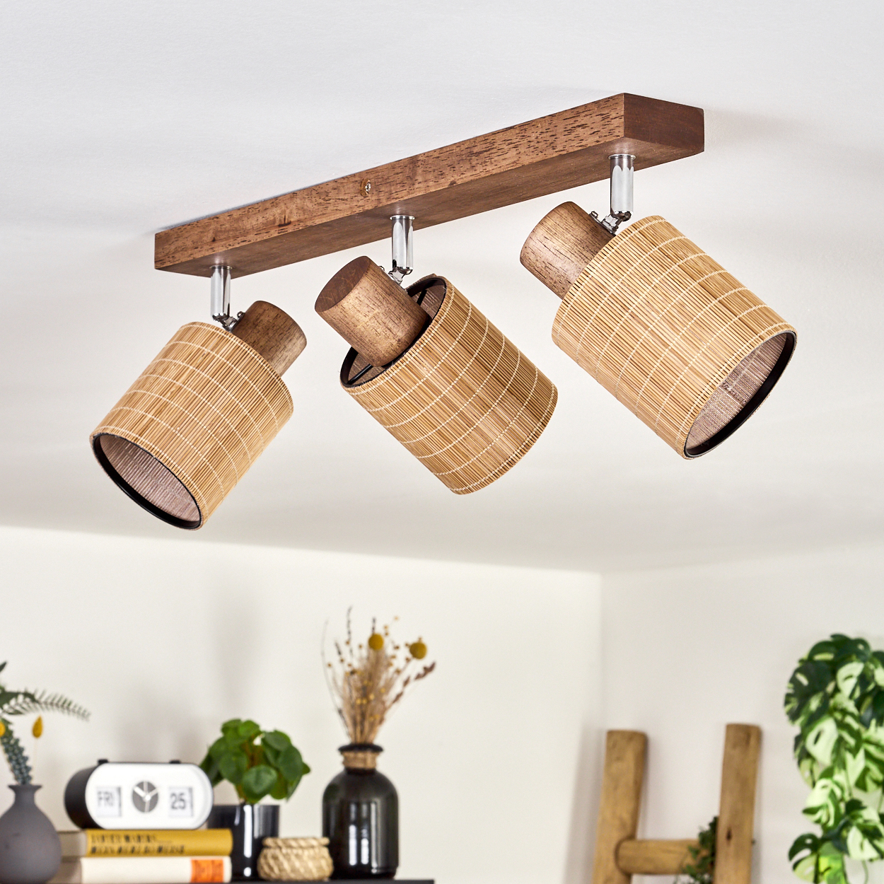 Deckenleuchte mit drei Körben aus Holz und Bambus auf einem Holzbalken.