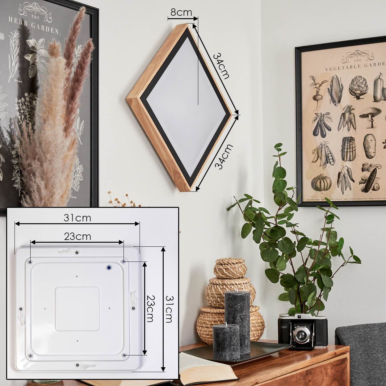 Ein Rauten-Wandspiegel mit Holzrahmen hängt an der Wand neben Postern und Pflanzen.