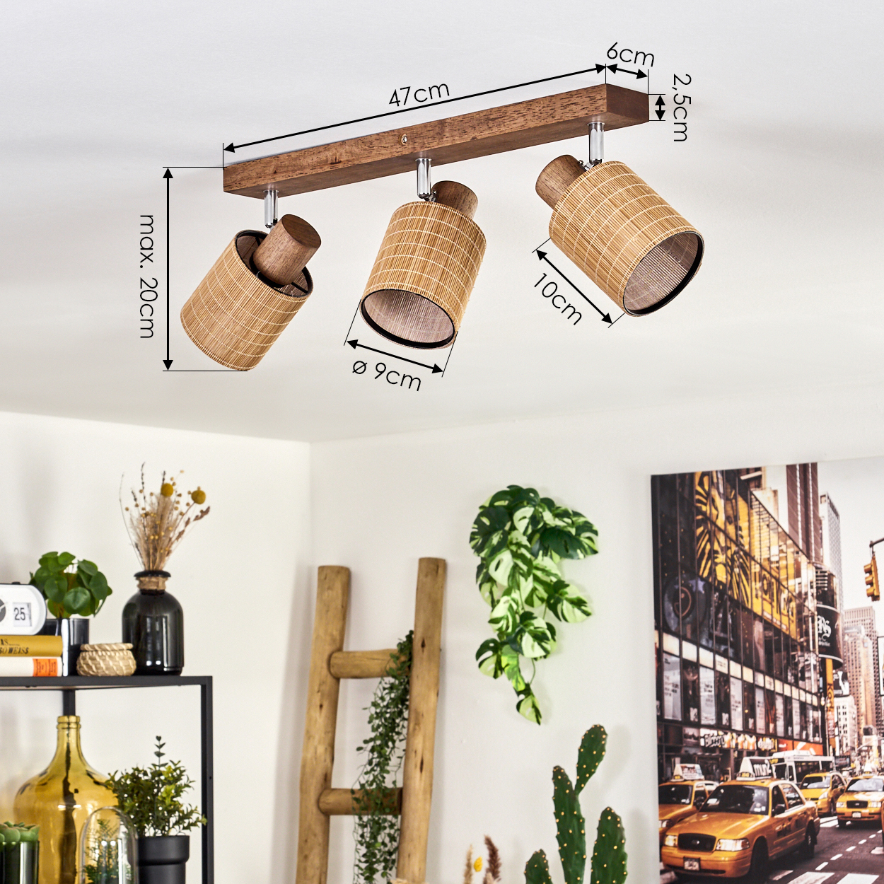 Ein Holzbalken mit drei Lampenschirmen aus Rattangeflecht, Maße sind angegeben.