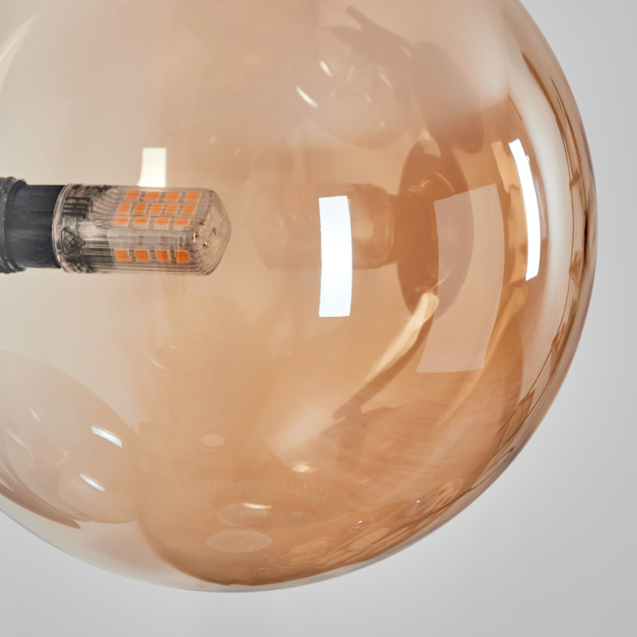 Eine bernsteinfarbene Glühbirne mit sichtbaren orangefarbenen LEDs im Inneren.