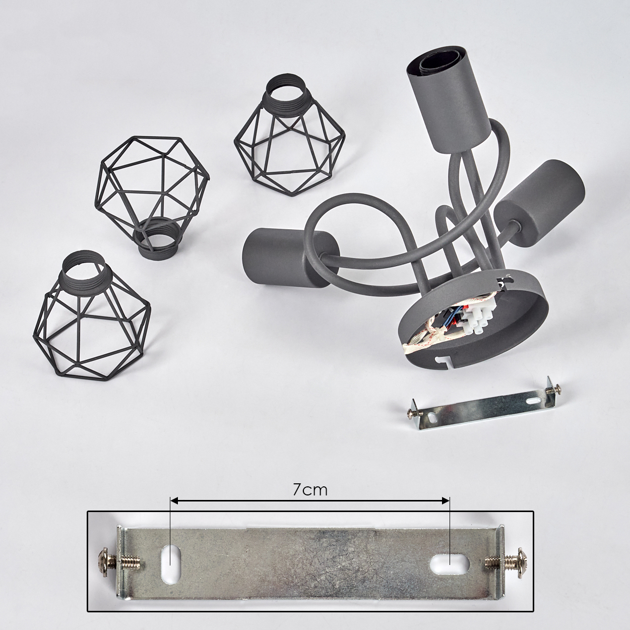 Grauer Deckenlampen-Bausatz mit Käfiglampenschirmen und Montagehalterung.