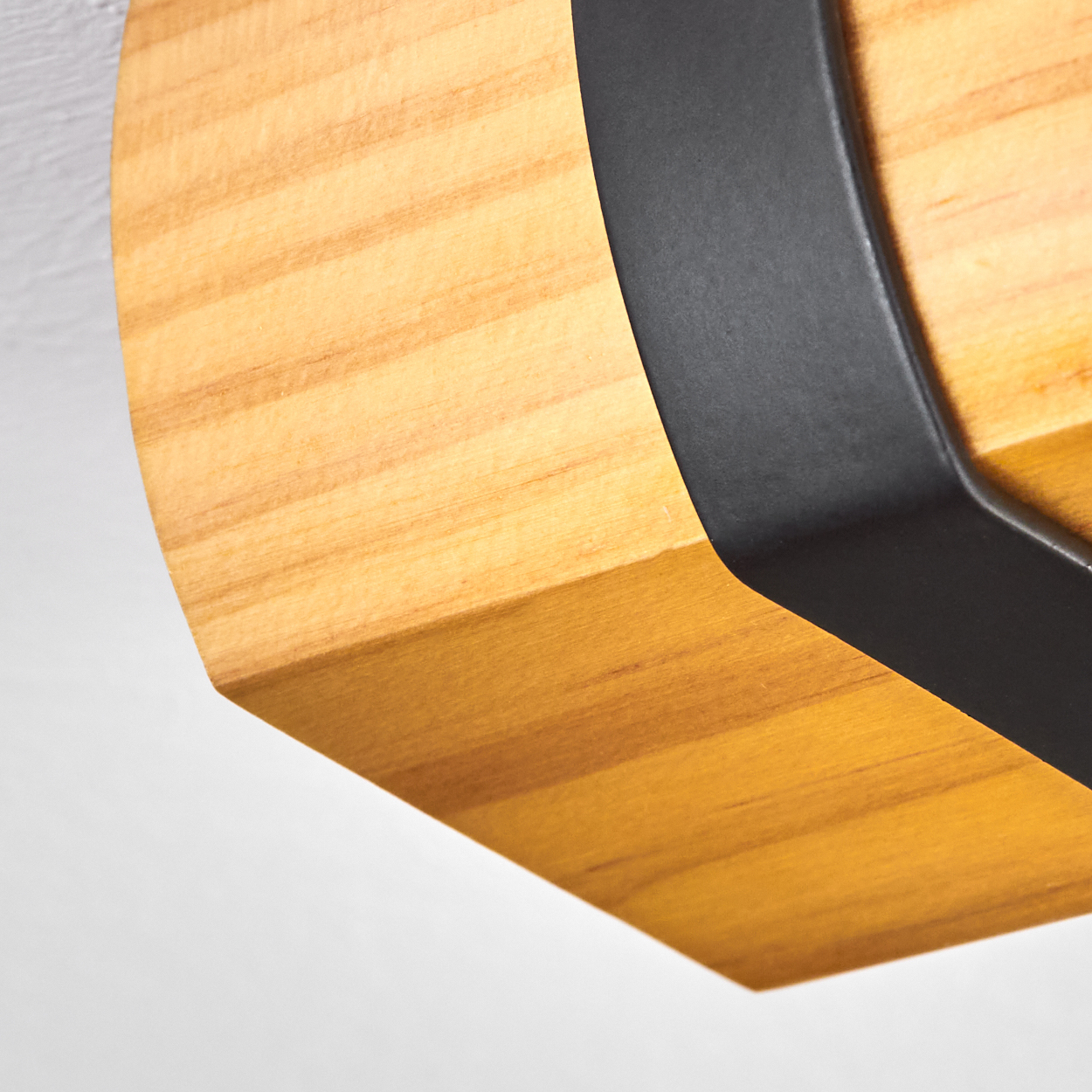 Holz- und schwarzes Metallsegment auf weißem Hintergrund.