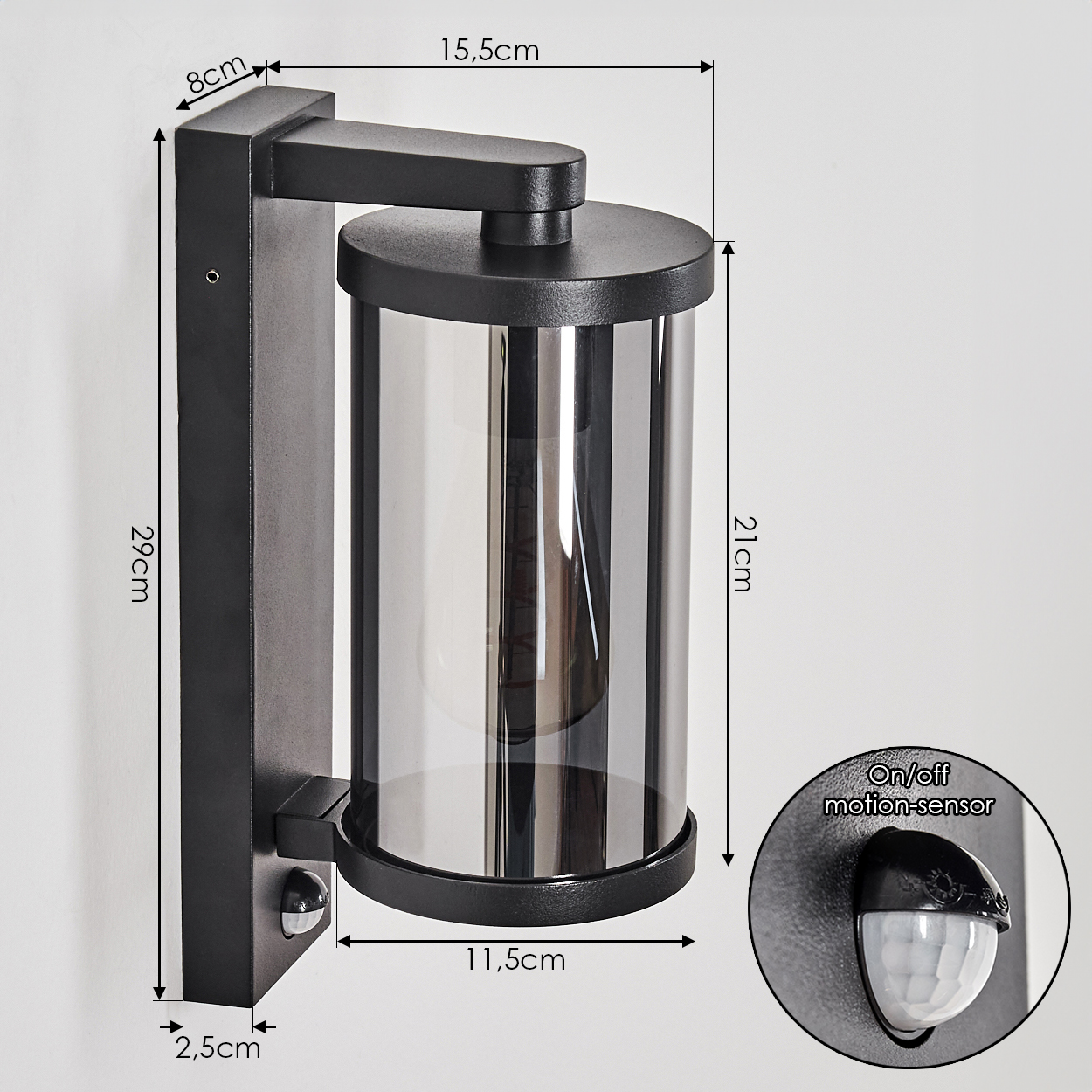 Schwarze Wandleuchte mit Glaszylinder und Bewegungsmelder.