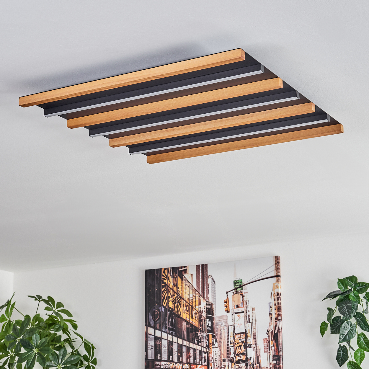 Deckenleuchte mit Holz- und Metallelementen, über einem Bild von New York.