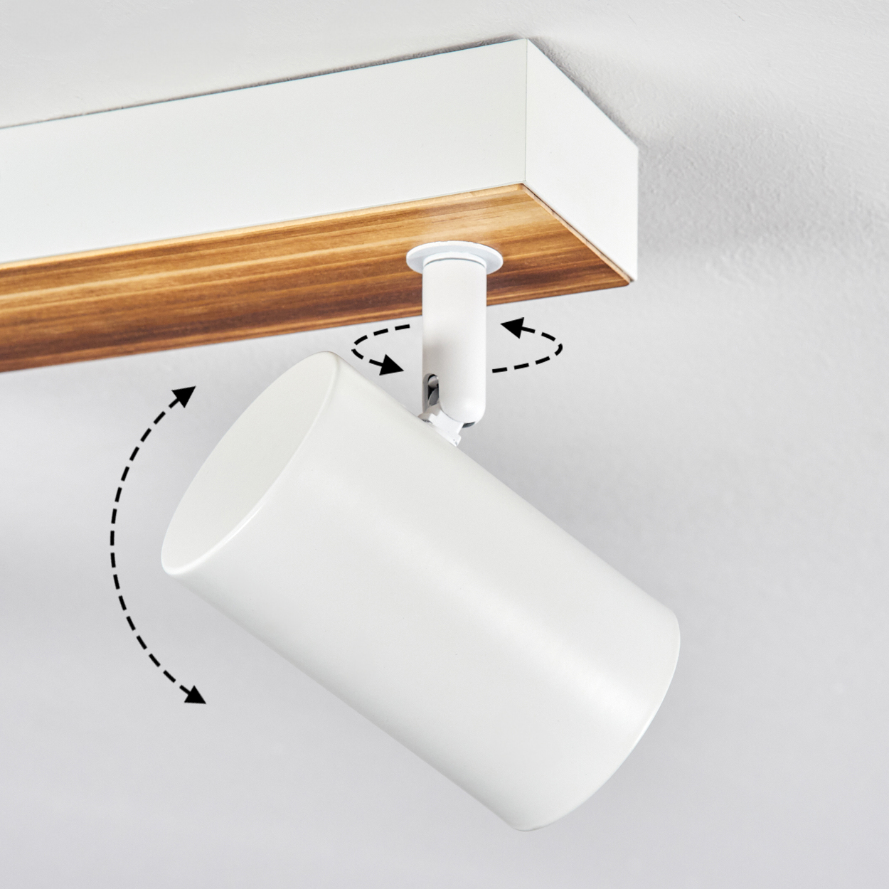Ein weißer Deckenstrahler mit Holzdetail, der schwenkbar ist.