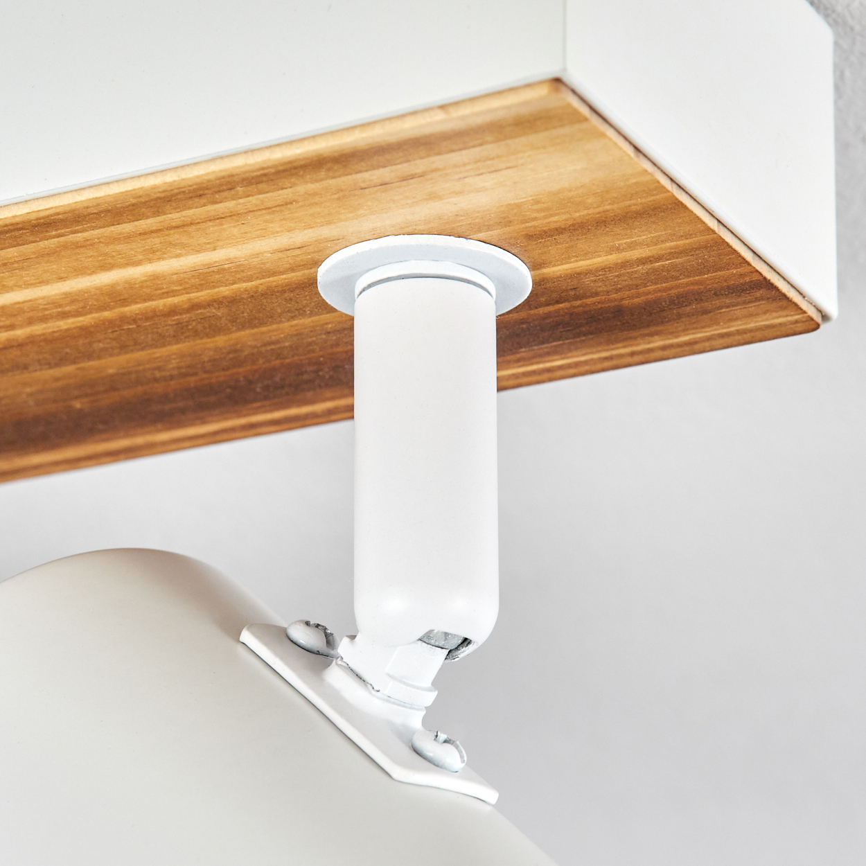 Ein weißer Metallpfosten ist an einem Holzregal befestigt.