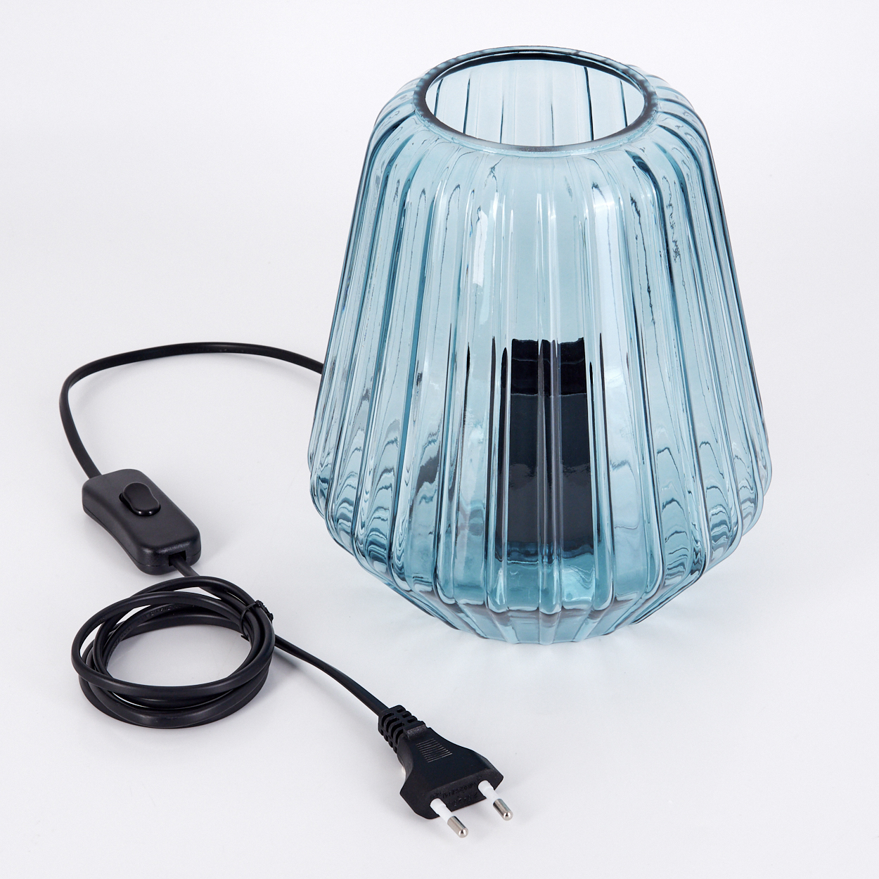 Eine blaue Glaslampe mit geripptem Design und schwarzem Kabel mit Stecker.