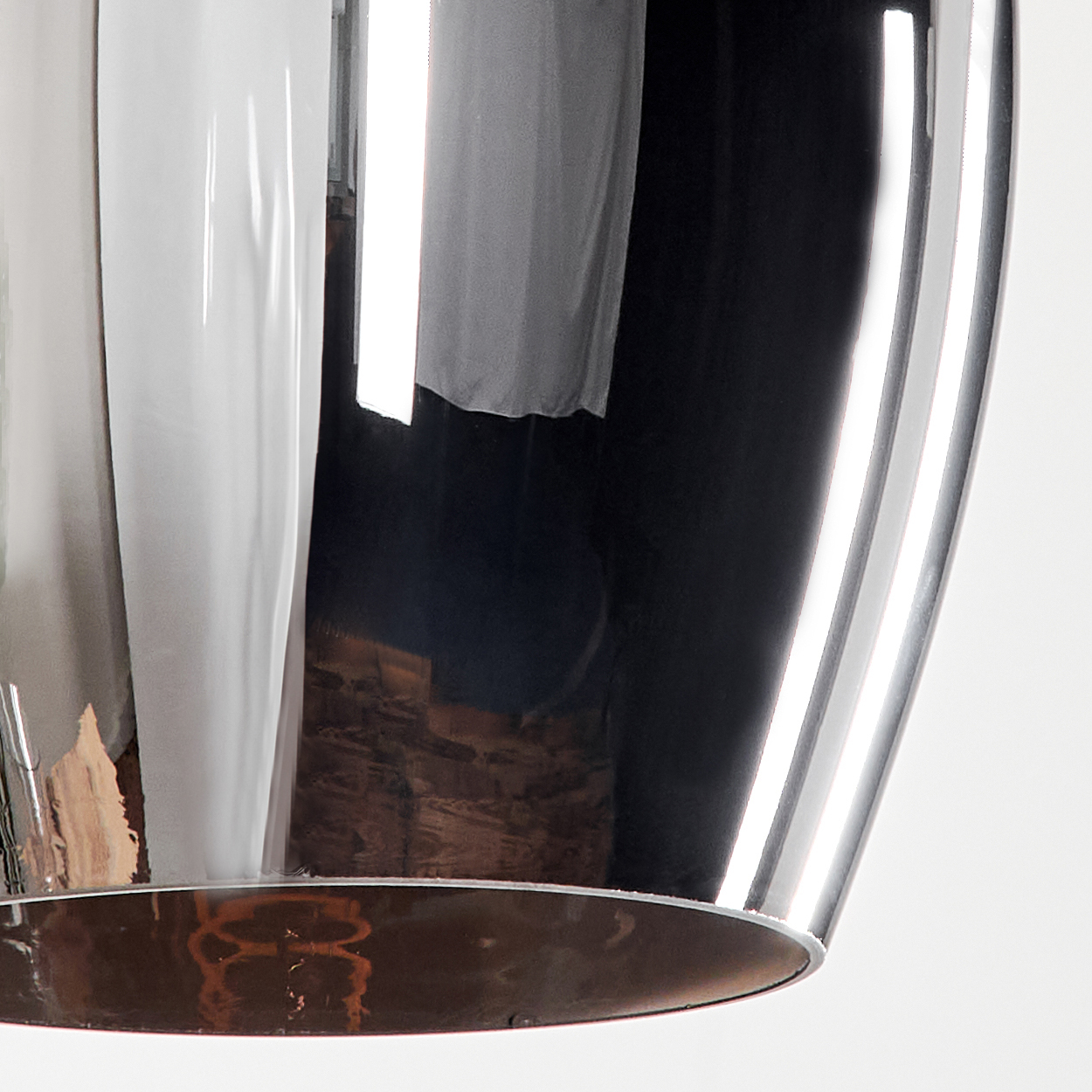 Glänzender Lampenschirm mit reflektierenden Oberflächen und Holzdetails.
