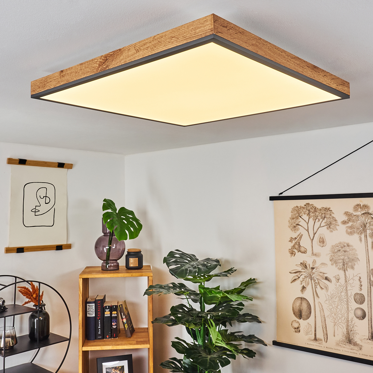 Quadratische Deckenleuchte mit Holzrahmen und beleuchtetem Panel.