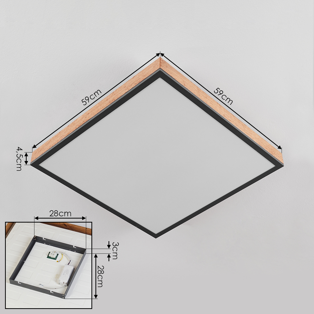 Ein quadratisches Deckenlicht mit Holzrahmen und schwarzer Einfassung.