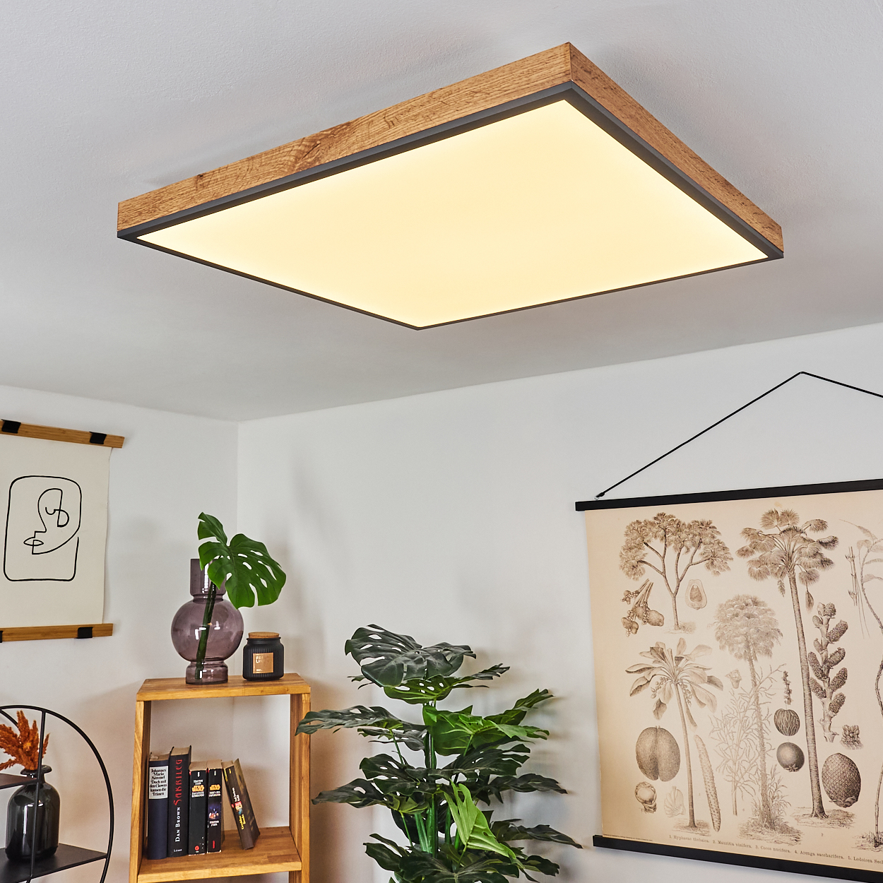 Ein rechteckiges Deckenlicht mit Holzrahmen und beleuchteter Mitte.