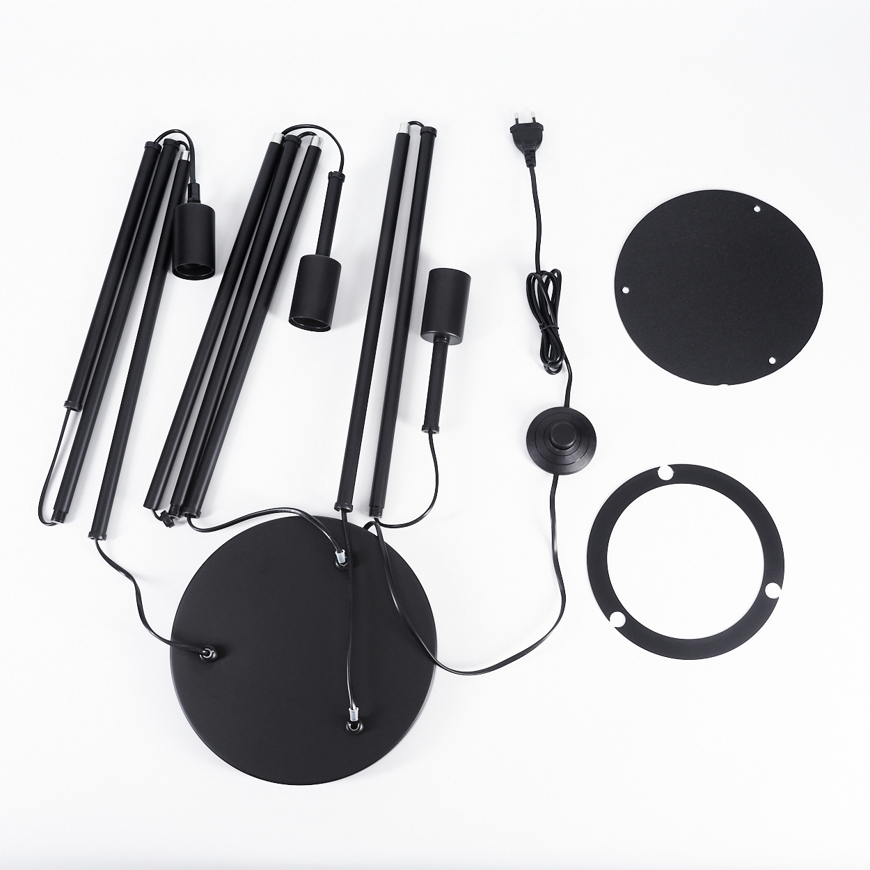 Schwarzer Lampenaufbau mit Stangen, Lampenschirmen, Sockel und Kabel.