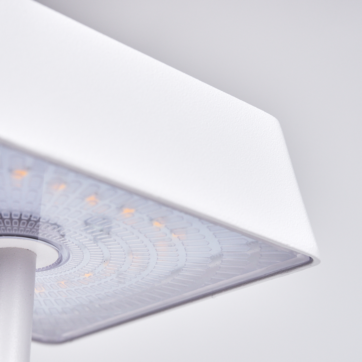 Detail einer weißen Lampe mit sichtbaren LEDs.