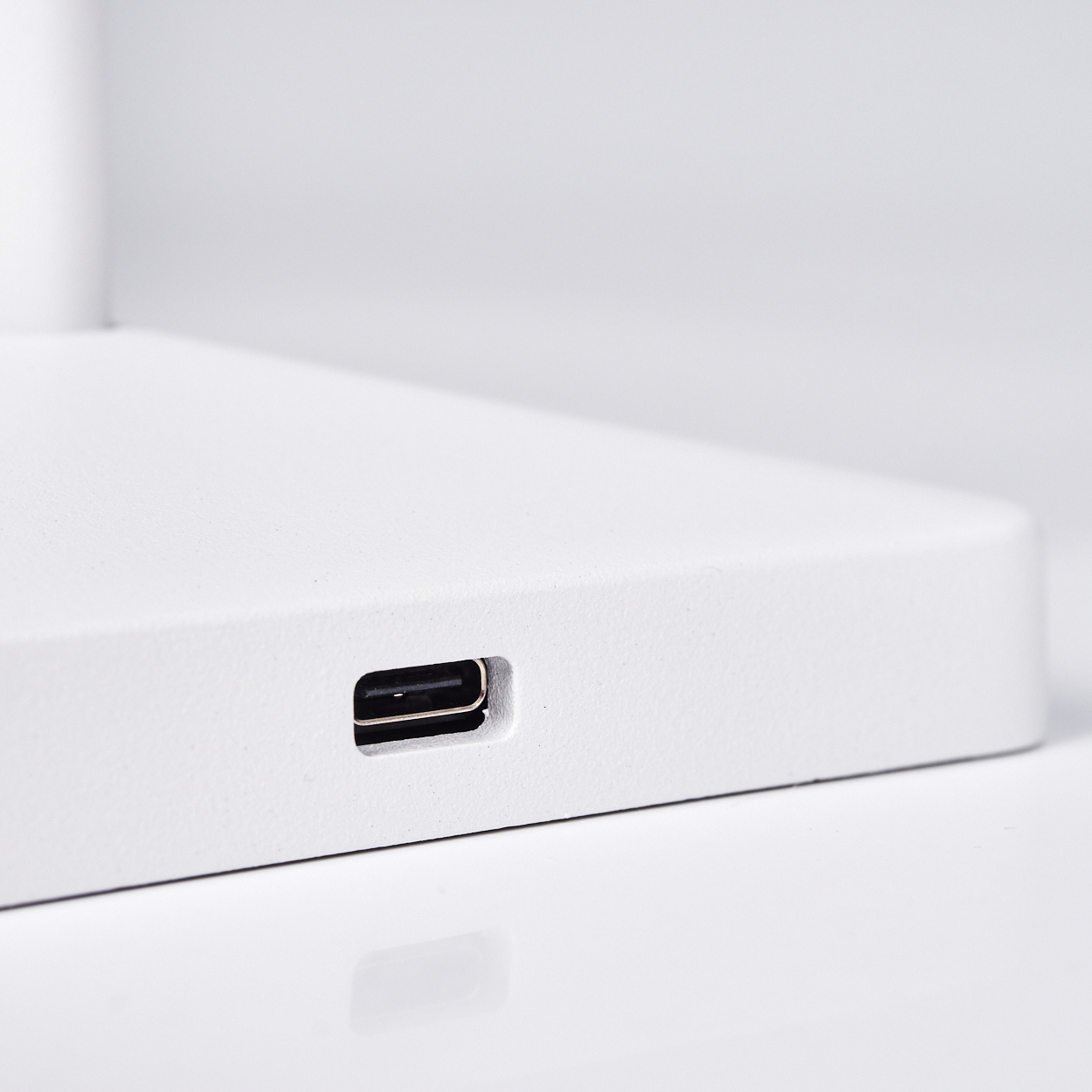 Ein weißes Gerät mit einem USB-C-Anschluss im Detail.