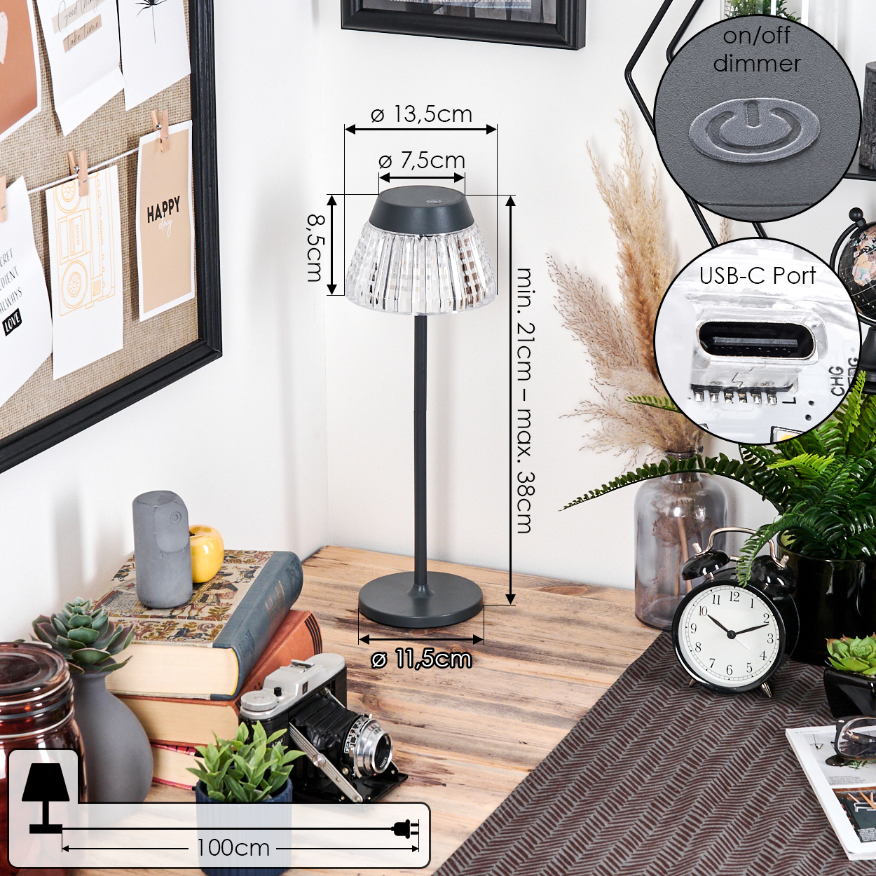 Eine Lampe mit USB-C-Anschluss, Maße und Bedienelementen auf einem Schreibtisch.