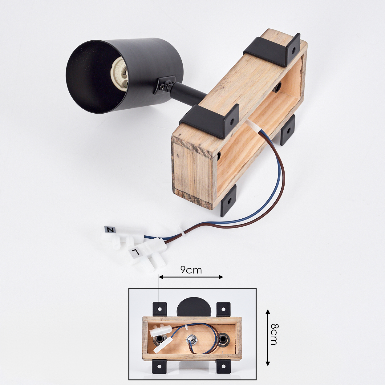 Schwarze Lampe mit Holzbalkenhalterung und sichtbaren Kabeln.